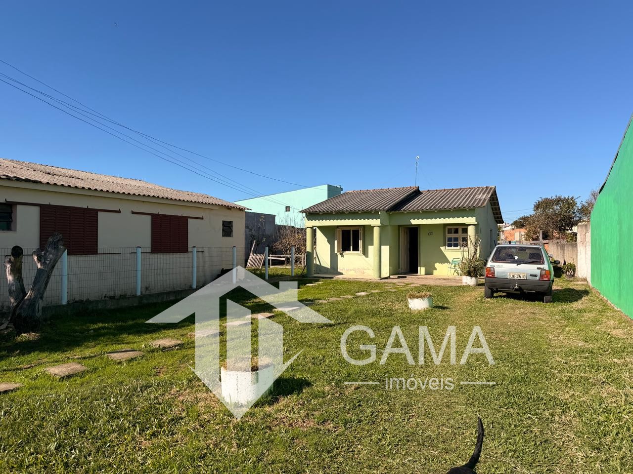 CASA COM AMPLO TERRENO